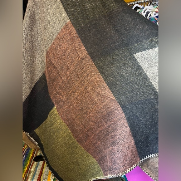 Multicolor poncho/shawl/cape like new and reversible! - Picture 10 of 16